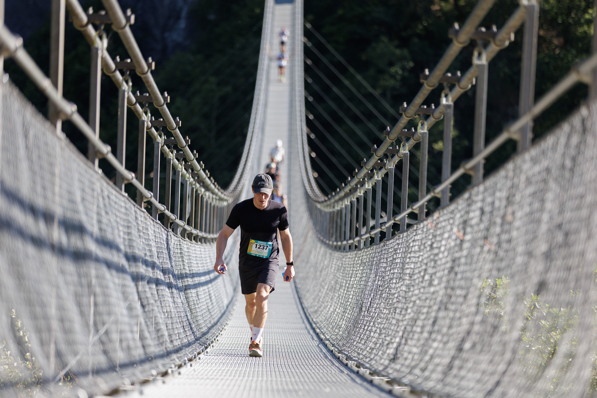 Seul sur la passerelle